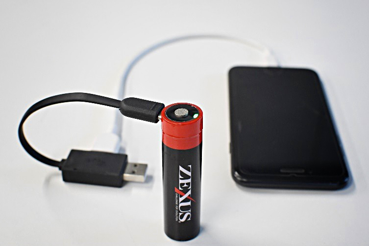  ゼクサスのハイスペックモデル専用電池 「ZR－02」でスマホを充電