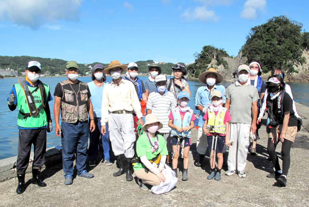 今年も地元の釣り人が作った「下田防波堤愛好会」のメンバーも清掃活動に参加した