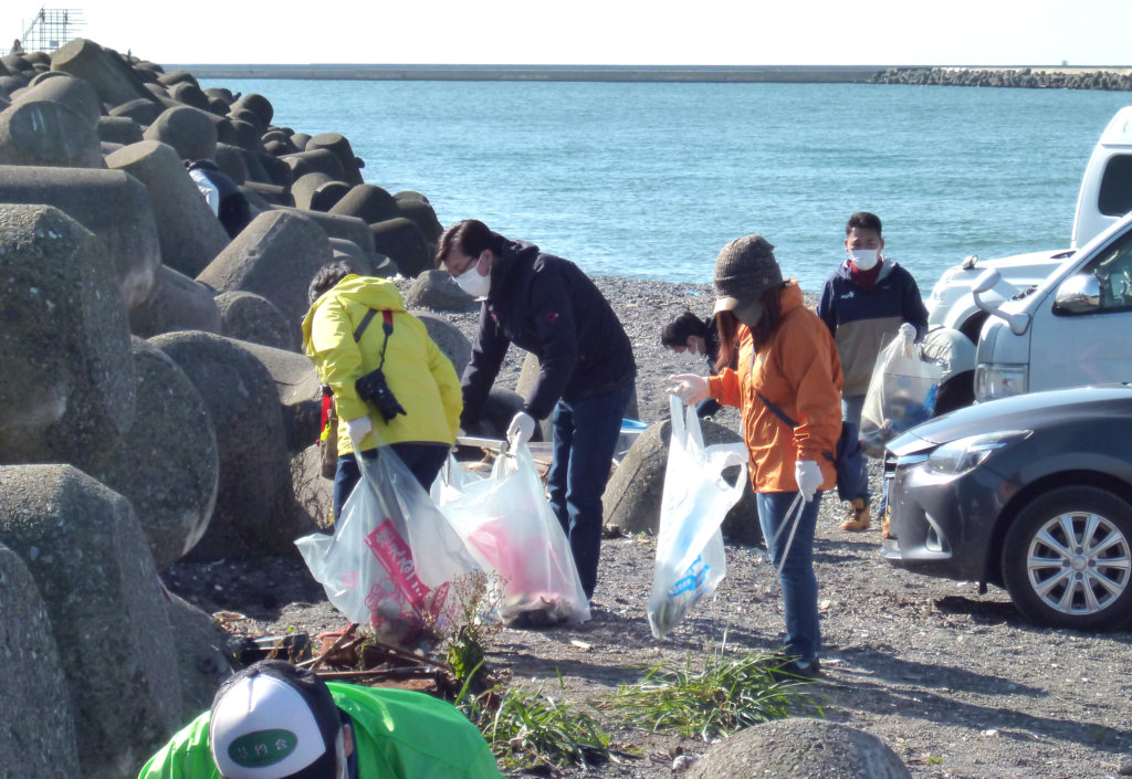 苫小牧港東港区の内防波堤（Ａ）周辺の清掃の様子