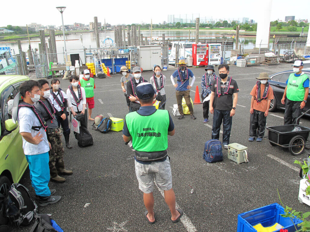 日本釣振興会主催のアジ釣り教室の様子