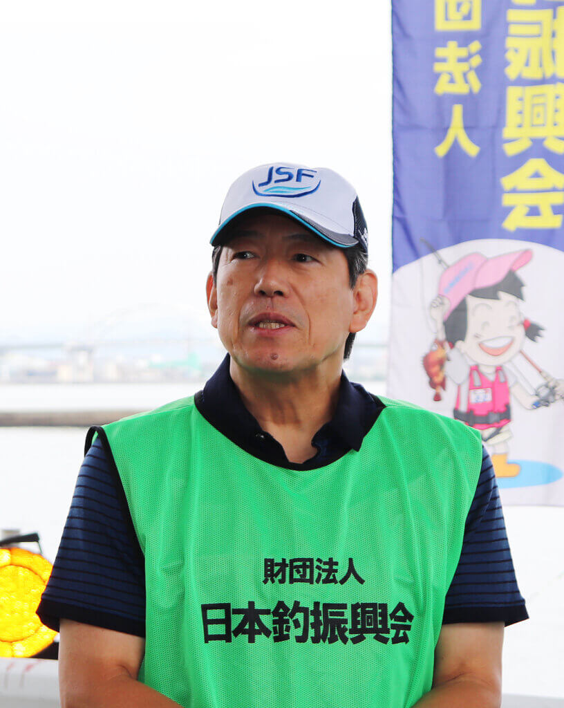 常吉大橋の会場で挨拶する（公財）日本釣振興会の橋本支部長