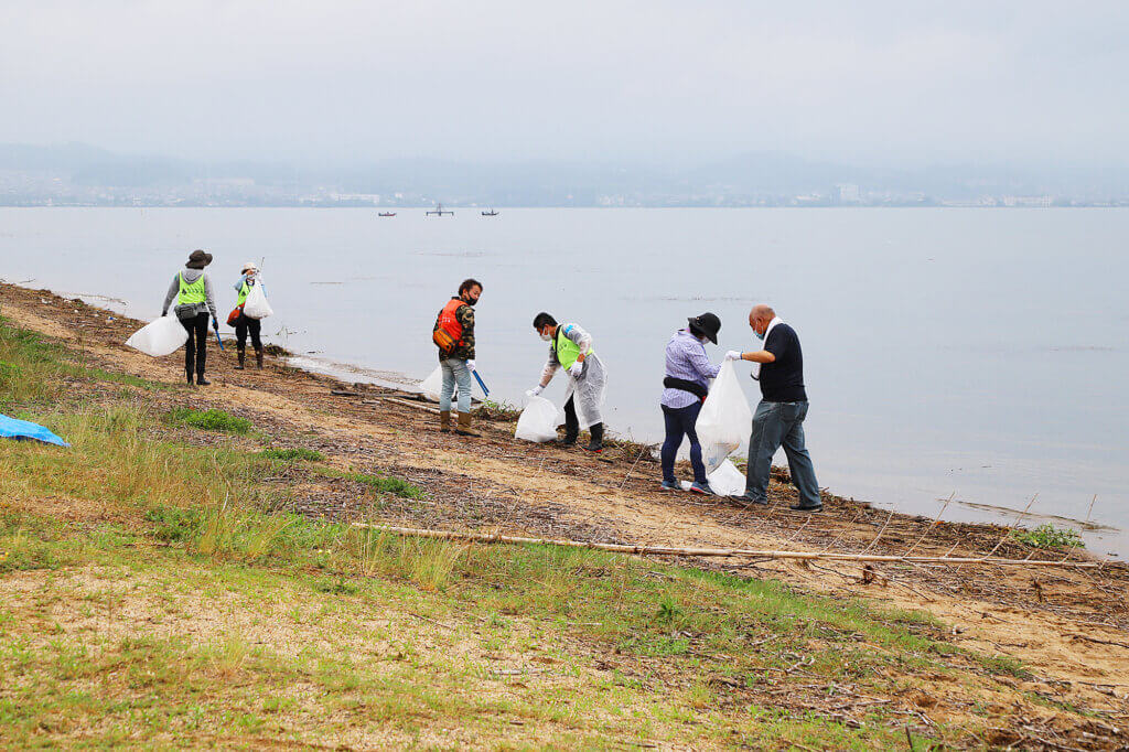 滋賀セブンの森、淡海を守る釣り人の会の清掃活動の様子