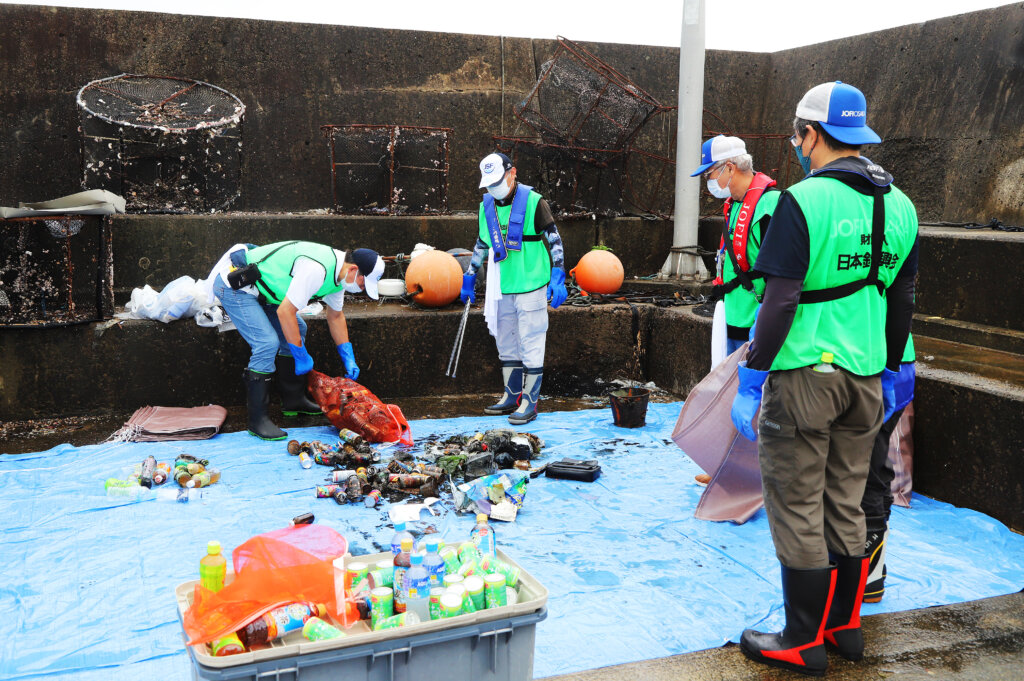 尾崎港水中清掃で引き上げられたゴミ