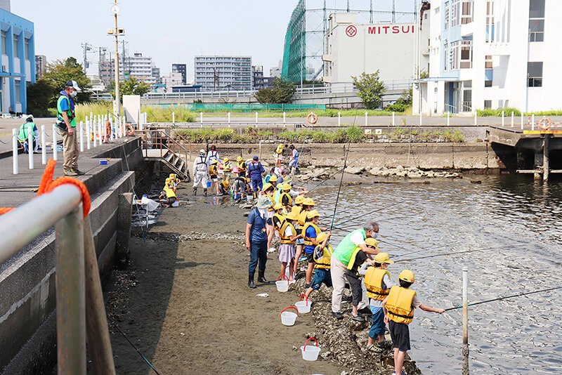 日本釣振興会の「釣りを通じた環境学習」の様子