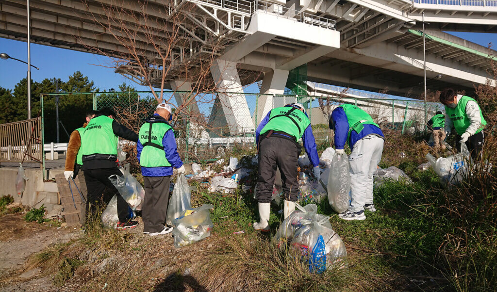 日本釣振興会大阪府支部の清掃活動の様子（夢舞大橋）