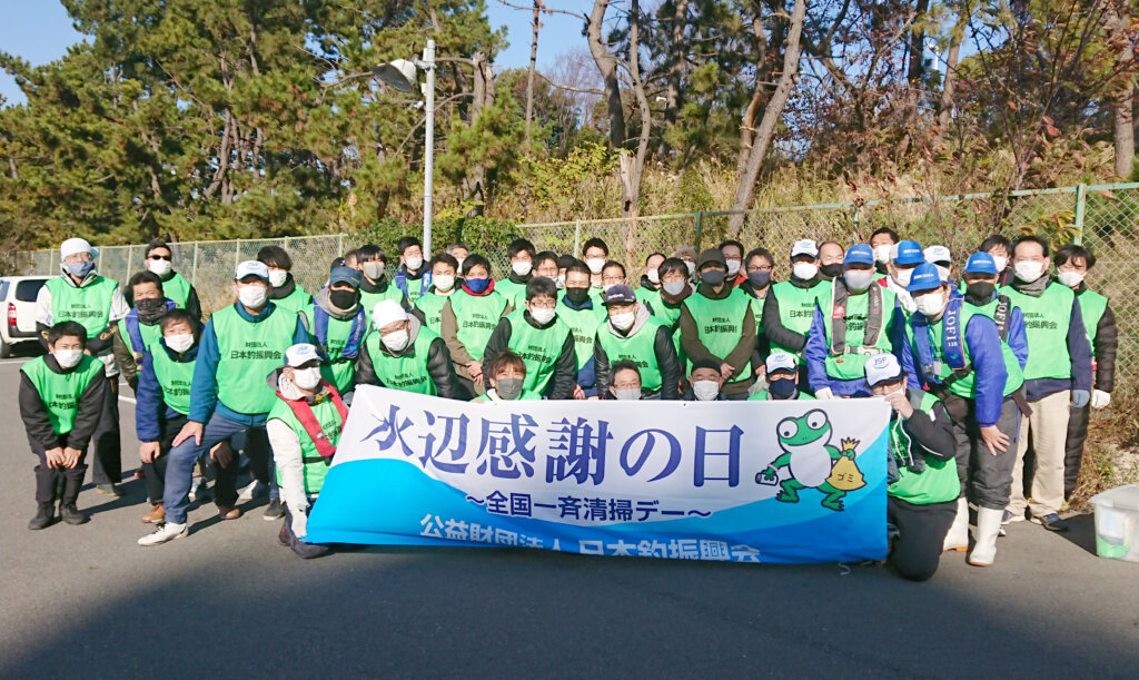 日本釣振興会大阪府支部の清掃活動の集合写真（夢舞大橋）