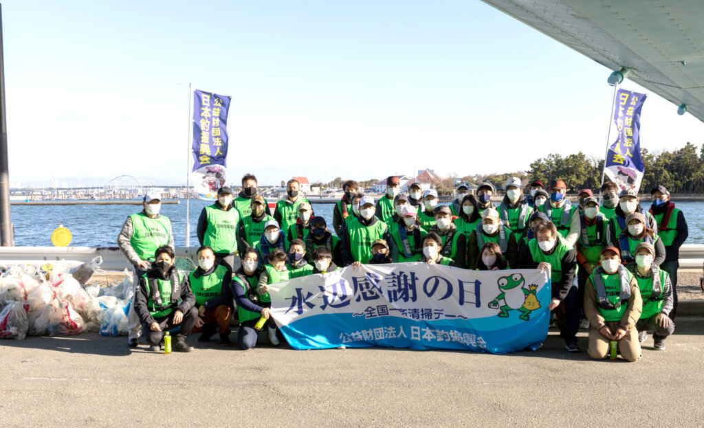 日本釣振興会大阪府支部の清掃活動の集合写真（常吉大橋）