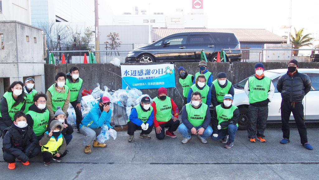 日本釣振興会大阪府支部の清掃活動の集合写真（南港）