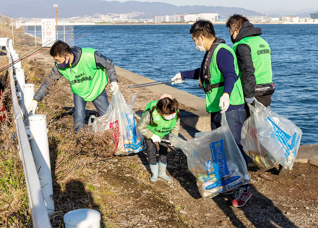 日本釣振興会大阪府支部の清掃活動の様子（常吉大橋）