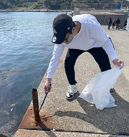 キャスティングの神奈川県松輪港での清掃活動の様子