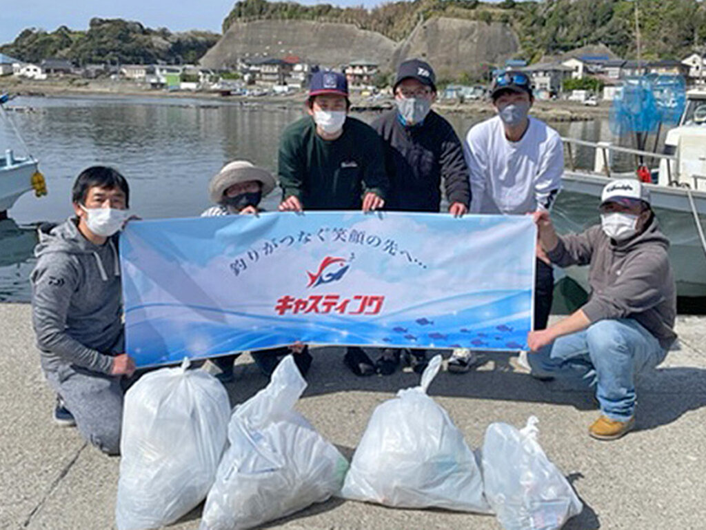 キャスティングの神奈川県松輪港での清掃活動の集合写真