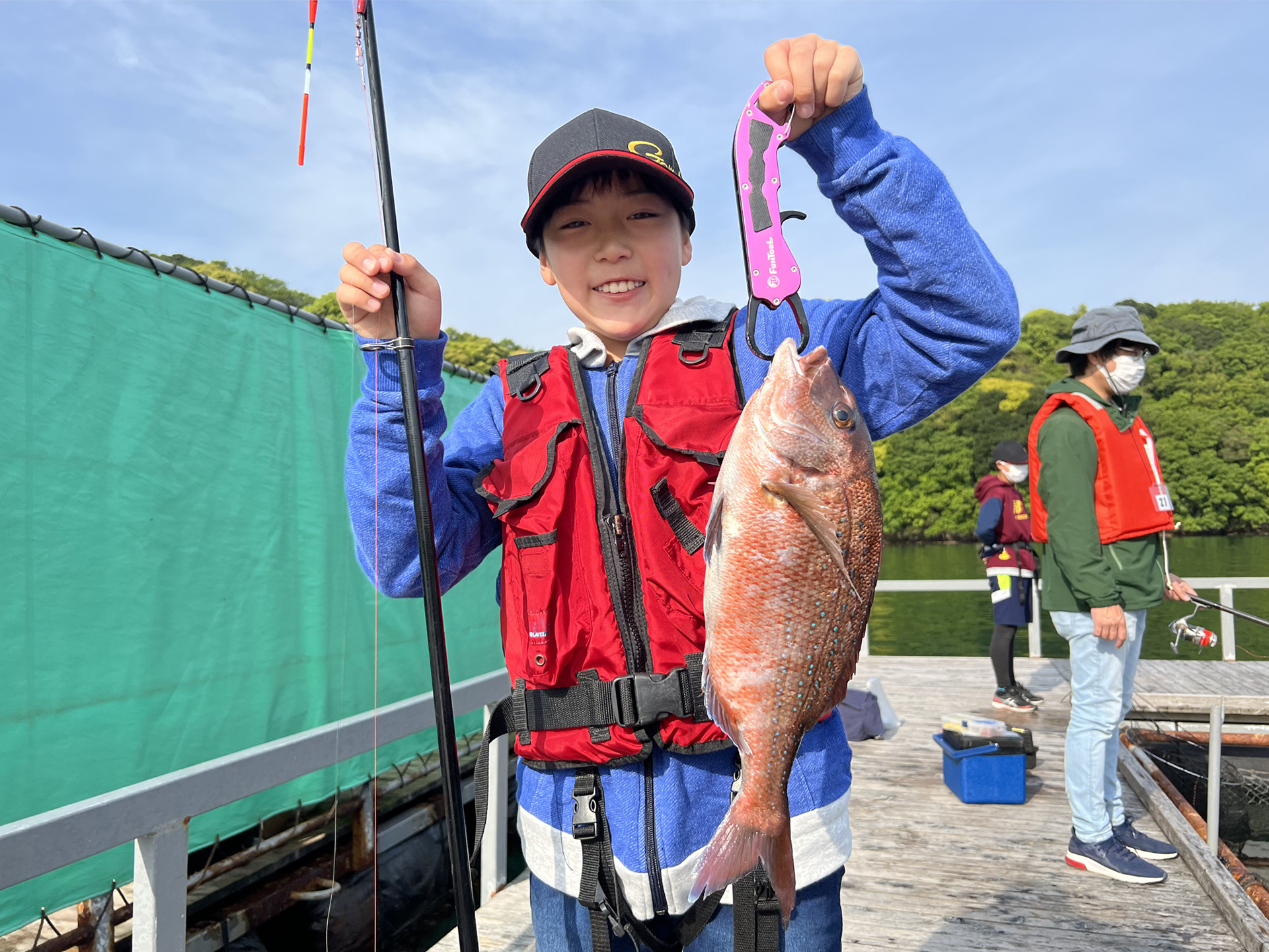 子供達が釣ったマダイに大はしゃぎ 海上釣り堀教室を開催 日本釣振興会三重県支部 釣具新聞 釣具業界の業界紙 公式ニュースサイト