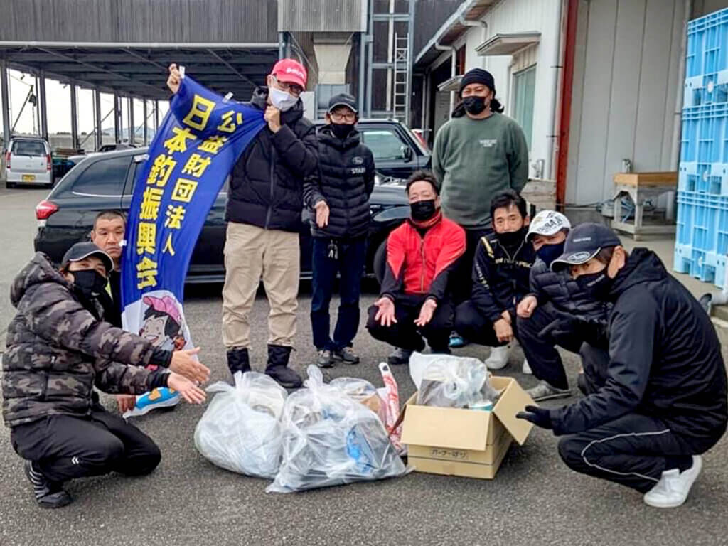 日本釣振興会徳島県支部の「牟岐大島プライドカップ」清掃活動の集合写真