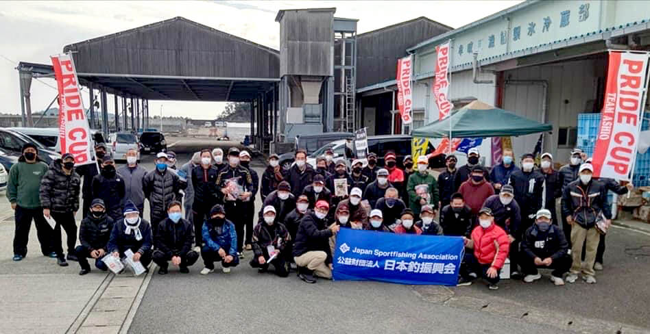 日本釣振興会徳島県支部の「牟岐大島プライドカップ」清掃活動の集合写真