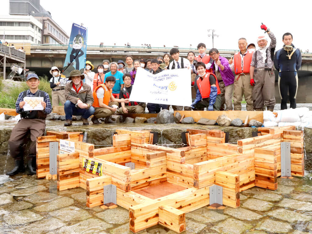 京の川の恵みを活かす会の仮設魚道設置の集合写真