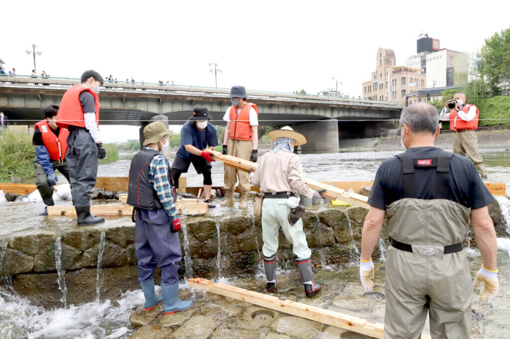 京の川の恵みを活かす会の仮設魚道設置の様子