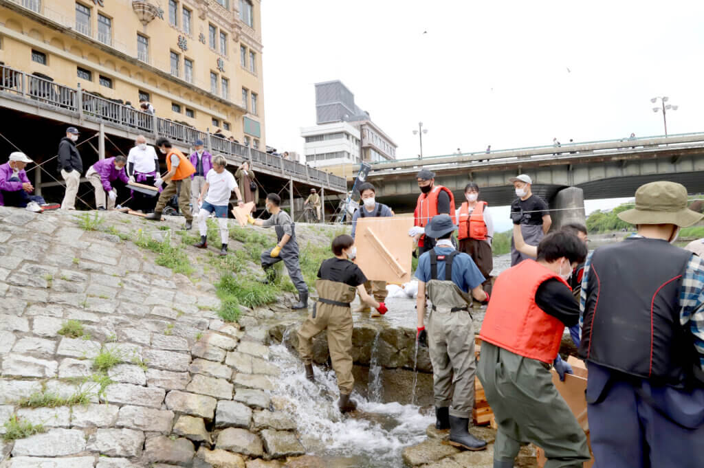 京の川の恵みを活かす会の仮設魚道設置の様子