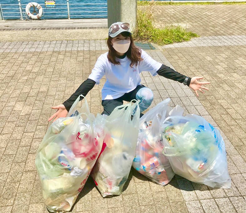 主催者の高本采実さんと、第２回の清掃活動で集められたゴミ