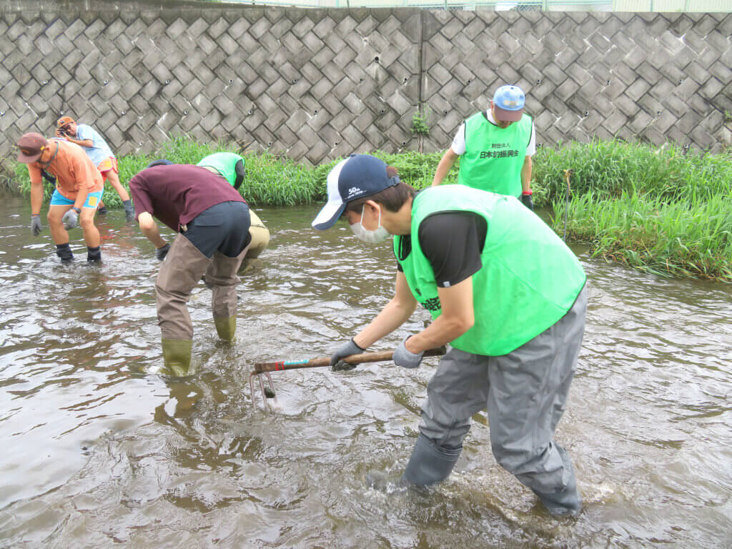 日本釣振興会埼玉県支部のオイカワ産卵床設置の様子
