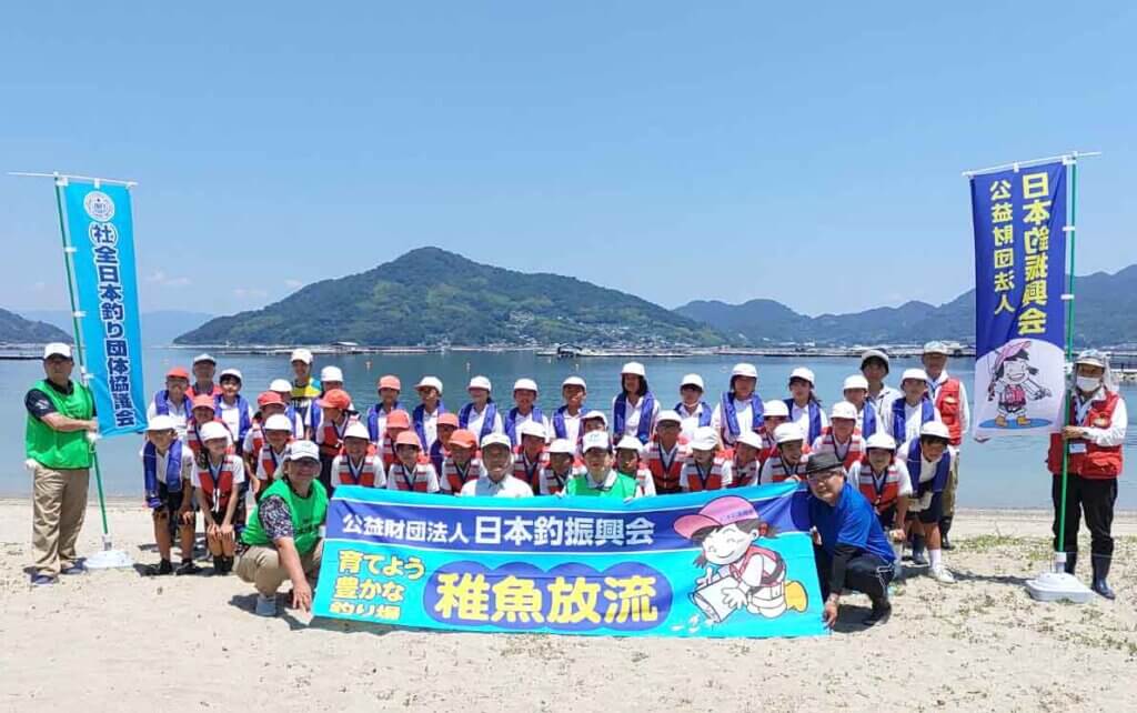 日本釣振興会広島県支部のマコガレイの稚魚放流の集合写真