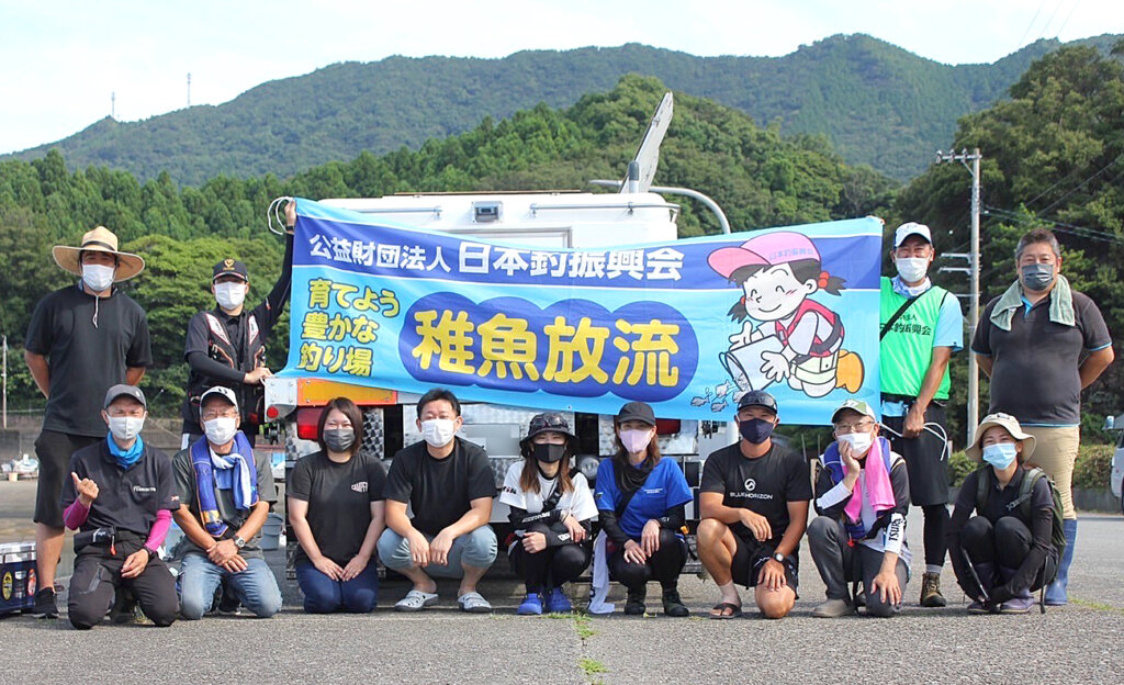 日本釣振興会徳島県支部の放流活動の集合写真
