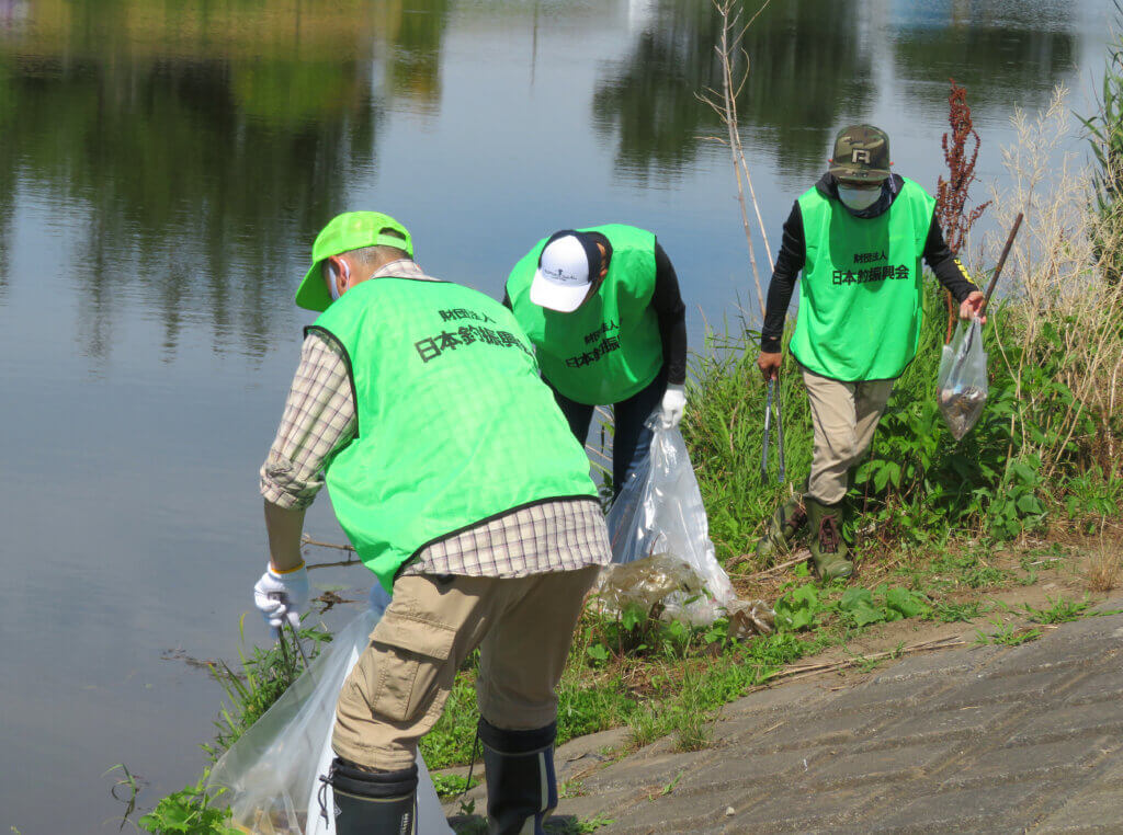 日本釣振興会埼玉県支部のびん沼川環境浄化運動の様子
