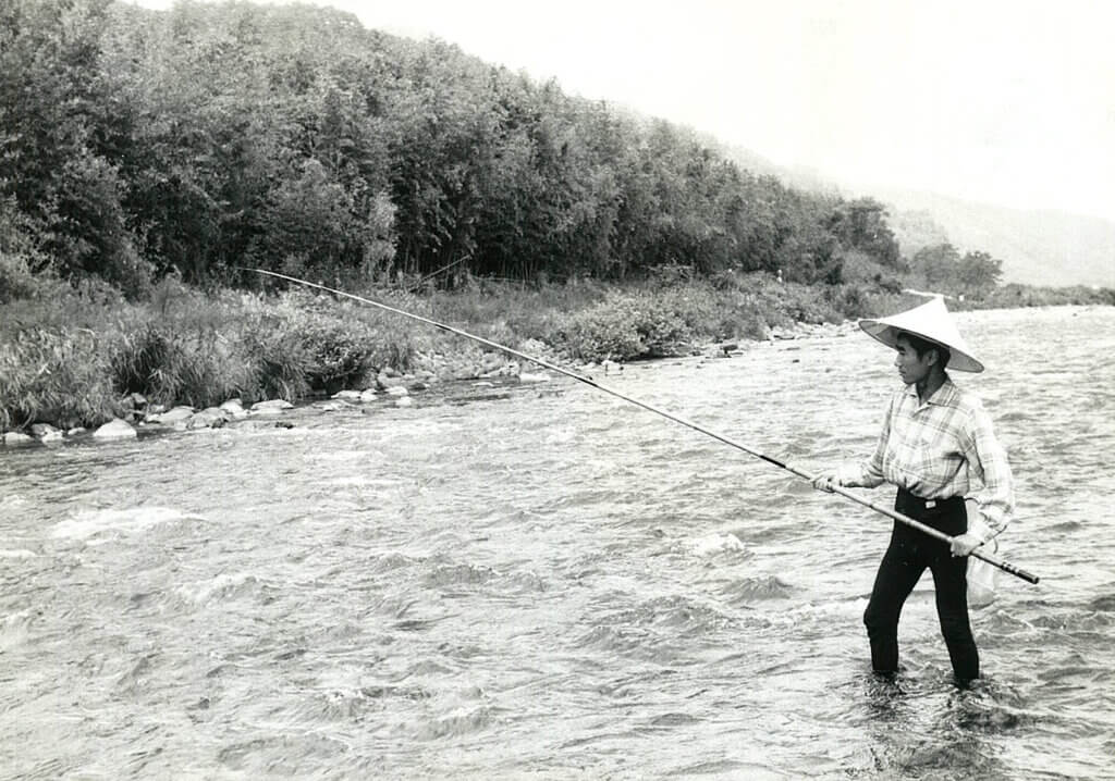 昭和40年に揖保川の新宮町・香島橋上流でアユ釣りをする筆者の竹村氏