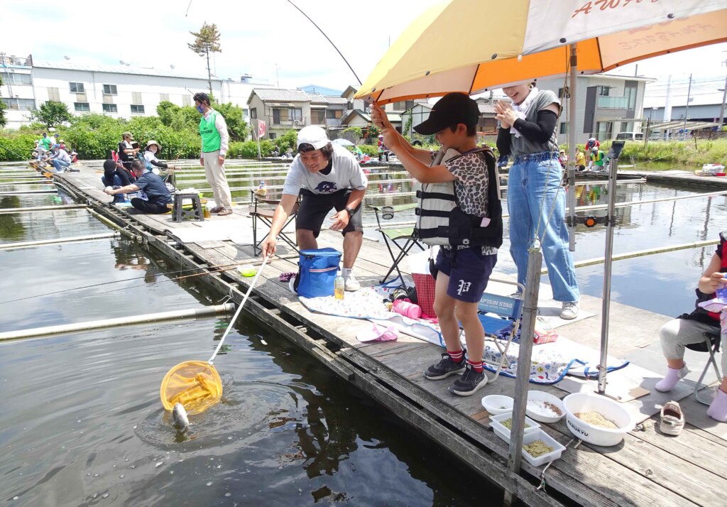 日本釣振興会近畿地区支部のヘラブナ釣り教室の様子