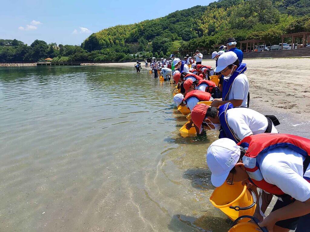 日本釣振興会広島県支部のマコガレイの稚魚放流の様子