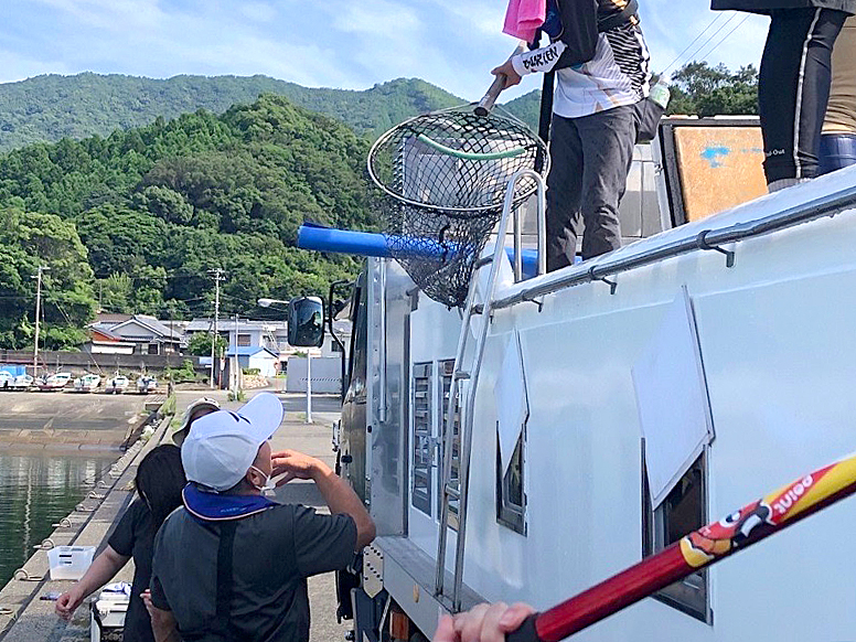 日本釣振興会徳島県支部の放流活動の運搬の様子