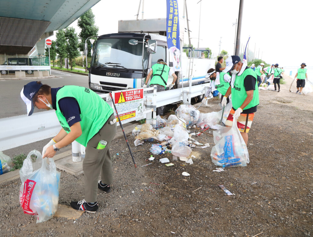 大阪湾稚魚放流の清掃活動の様子