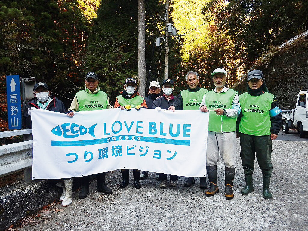 和歌山県のアマゴ発眼卵の放流の集合写真