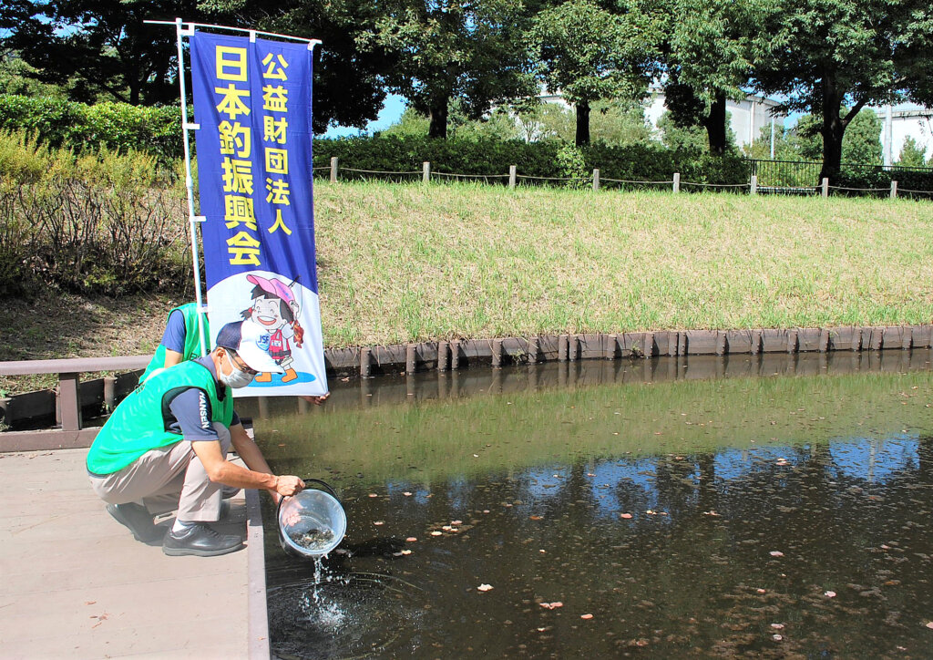 日本釣振興会埼玉県支部のギンブナ放流、古代蓮の里での様子