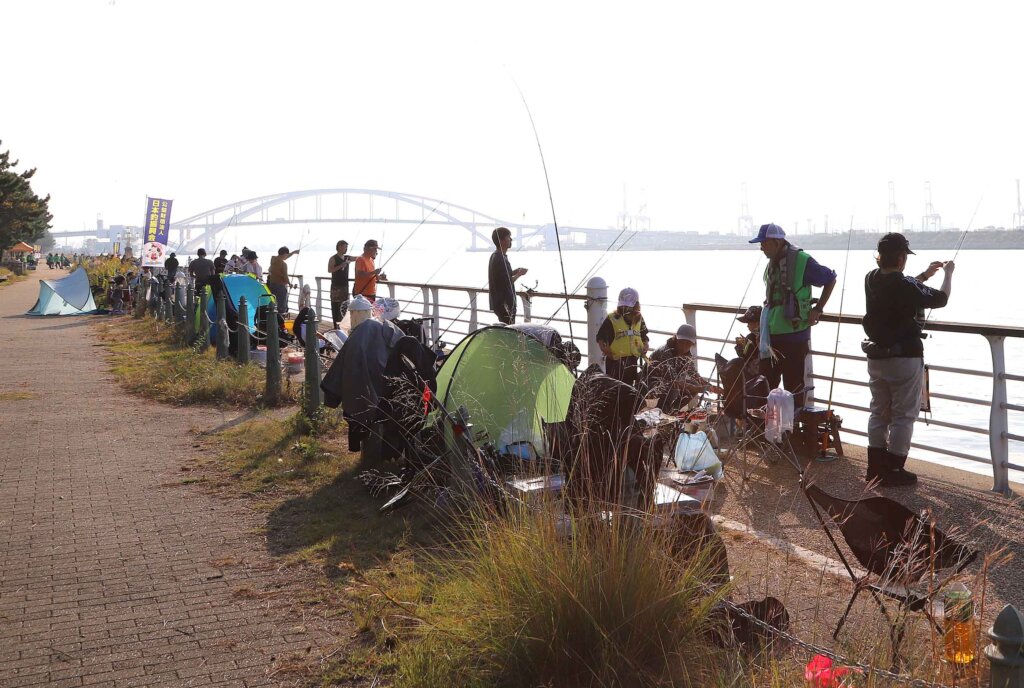 日本釣振興会大阪府支部の「ファミリー海釣り大会2022」の様子