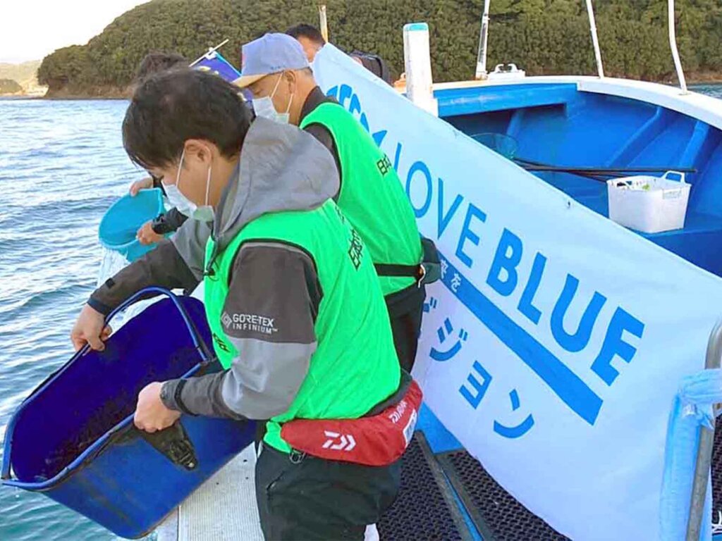 日本釣振興会徳島県支部の放流の様子