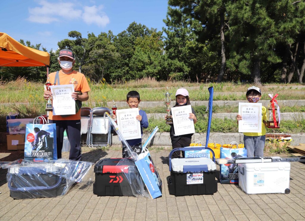 日本釣振興会大阪府支部の「ファミリー海釣り大会2022」の表彰台