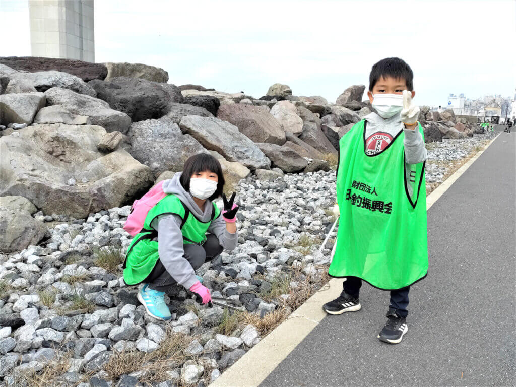 日本釣振興会東京都支部の水辺感謝の日清掃の様子