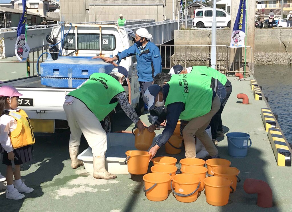 日本釣振興会山口県支部のキジハタ放流の準備の様子
