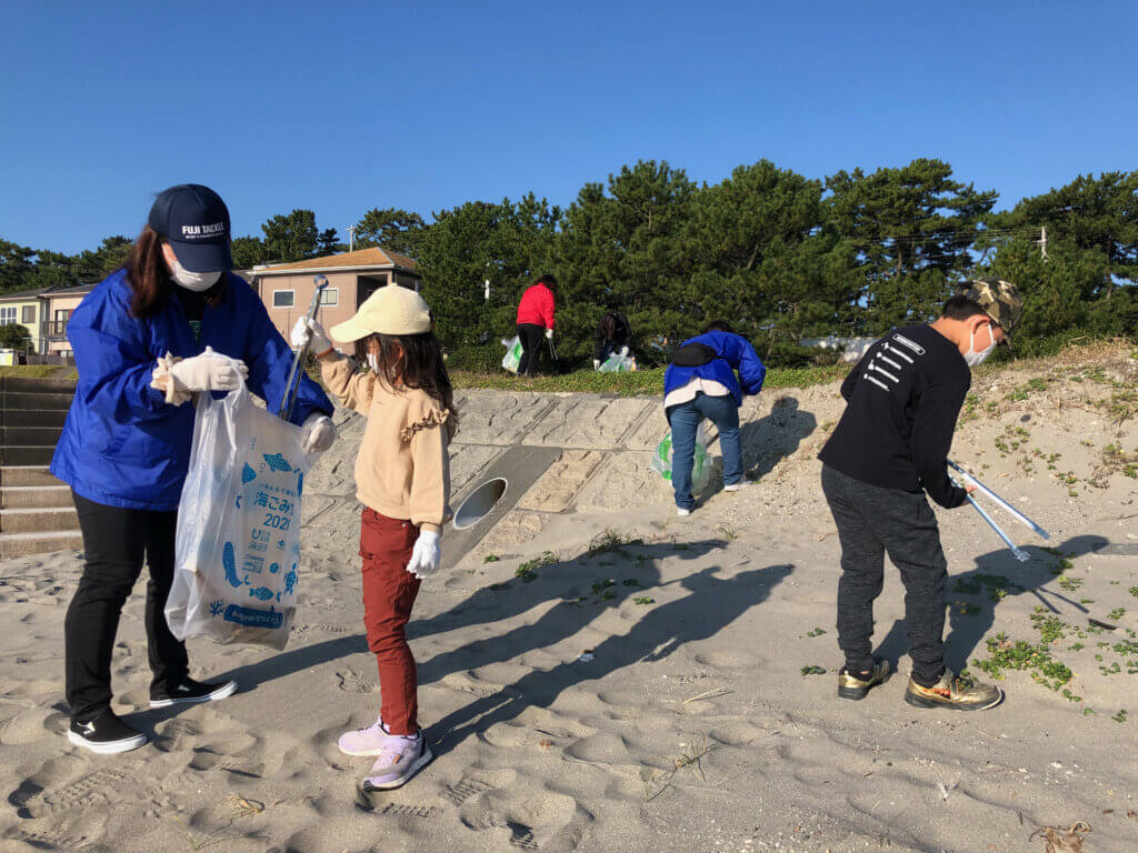日本釣振興会静岡県支部による水辺感謝の日清掃の様子