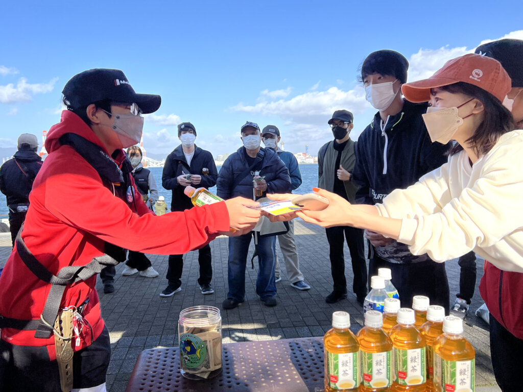 日本全国爆釣プロジェクト第6回の募金の様子