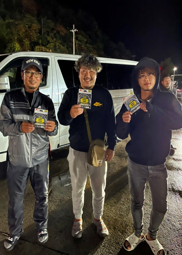 「寒ブリ釣りたい!!日本海ジギング体験会inEBISU」の景品を持つ参加者