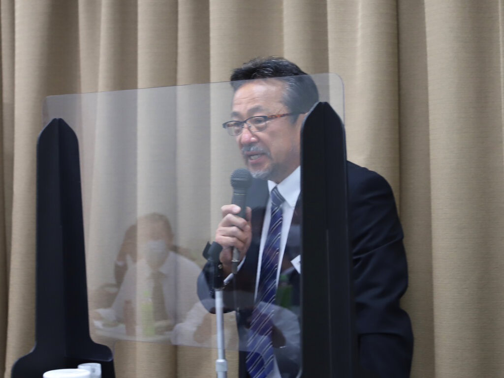 日本釣振興会の全国支部長会議で報告する勝木支部長