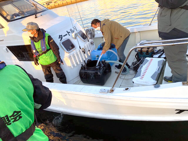 日釣振広島県支部の稚魚放流体験・ライトジギング釣り教室の様子