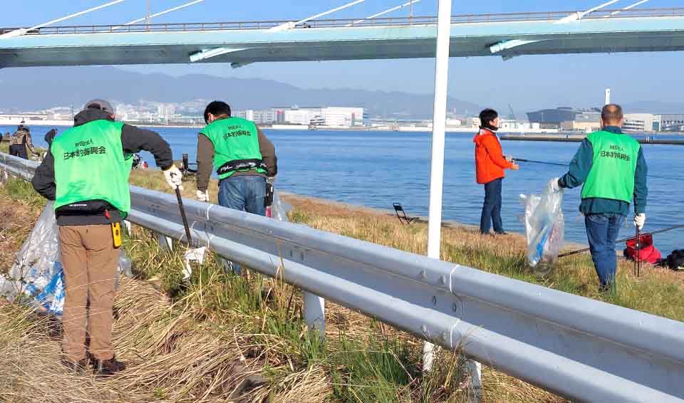 日本釣振興会大阪府支部の陸上清掃の様子