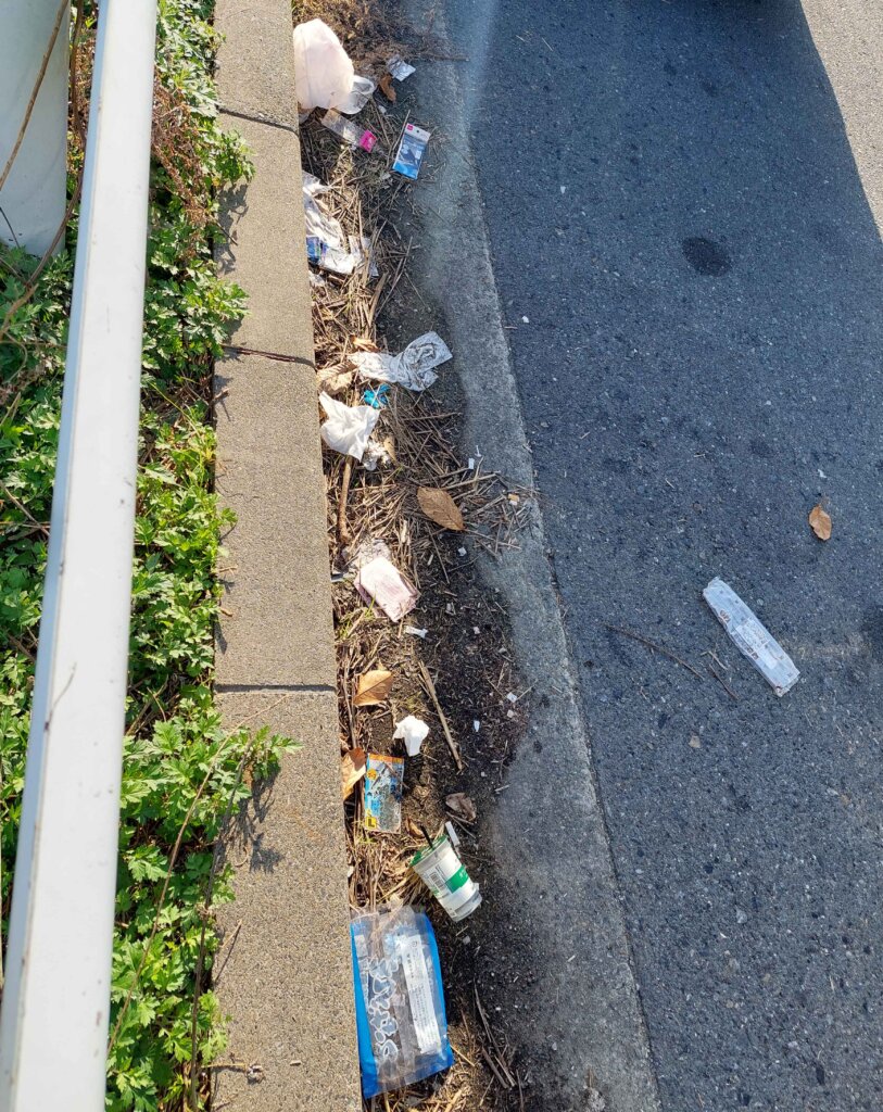 常吉大橋の釣り場に捨てられたゴミ