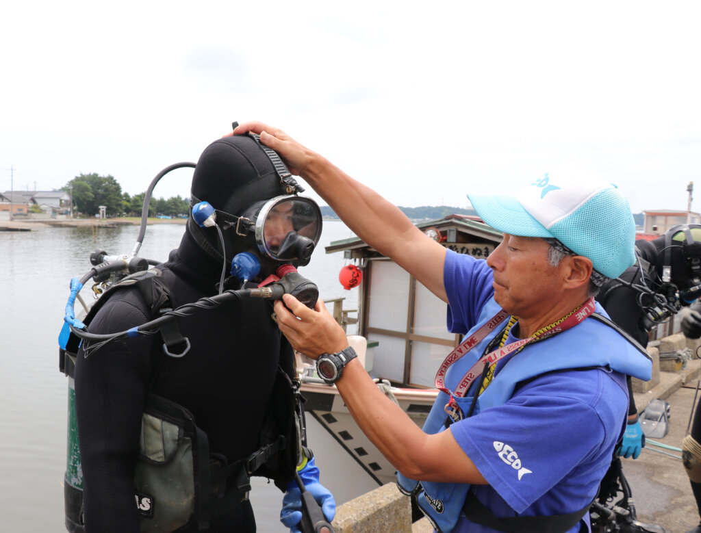 日本釣用品工業会の水中クリーンアップの様子