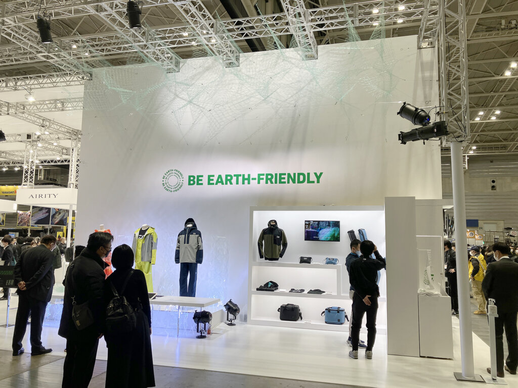「BE EARTH-FRIENDLY-漁網アップサイクルプロジェクト-」のブース