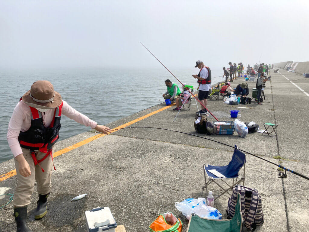 2022年の夏に一本防波堤で開催された日本釣振興会北海道地区支部主催「夏休み親子釣り教室」の様子