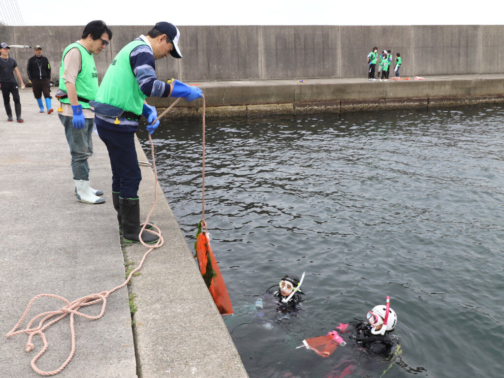 田尻漁港の水中清掃の様子