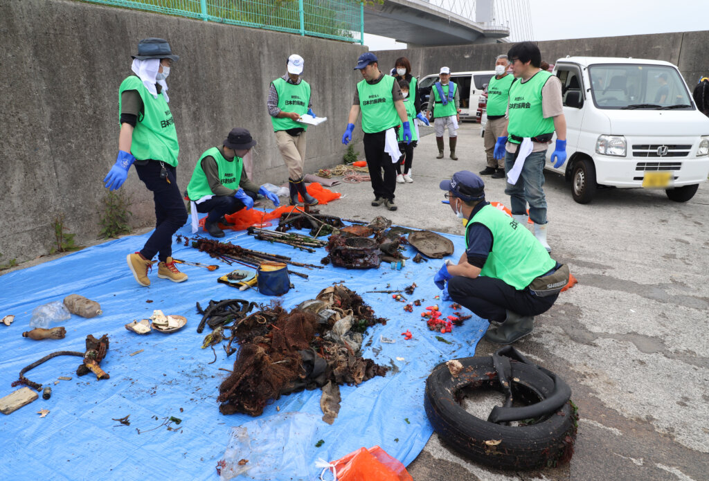 田尻漁港の水中清掃の分別作業の様子